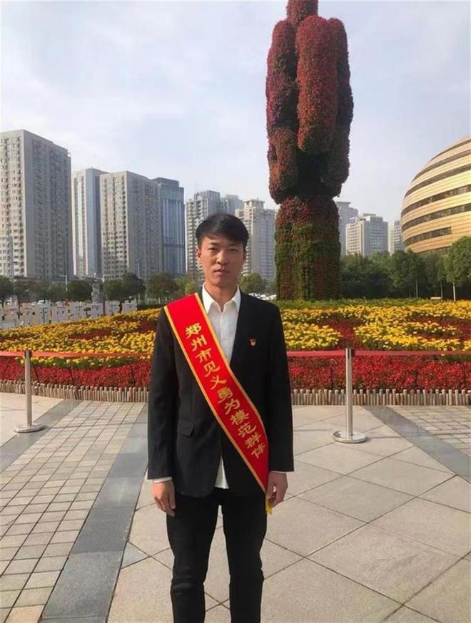 仅39岁曾在郑州暴雨期间连救三人获“见义勇为”称号pg电子试玩网站免费“菜刀哥”李坤朋突发疾病去世年(图5)