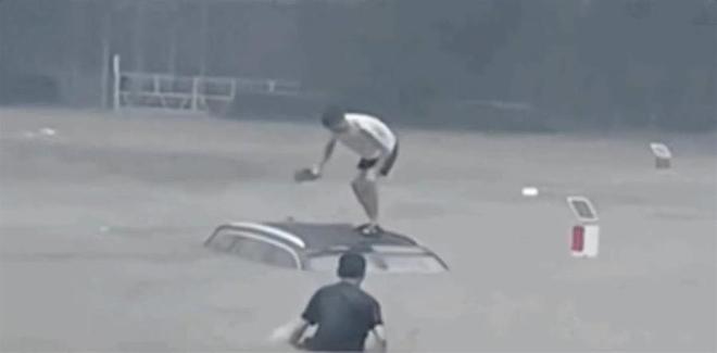 仅39岁曾在郑州暴雨期间连救三人获“见义勇为”称号pg电子试玩网站免费“菜刀哥”李坤朋突发疾病去世年(图4)