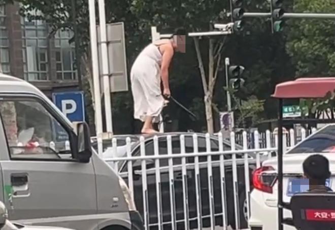 轿车通报：系精神病发作家属愿意承担赔偿pg电子免费模拟器女子持械当街打砸多辆(图2)